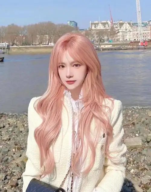 夏季显白发色推荐显白粉色系