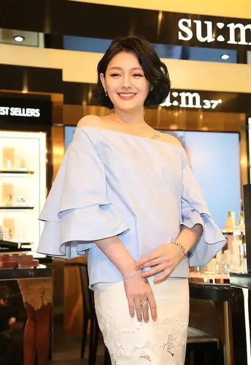 女人还是胖些好大s身材发福后气质不同了穿蓝色上衣很温婉