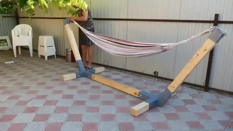 牛人自制一张吊床,几根方管再加一块布,这比买的结实多了