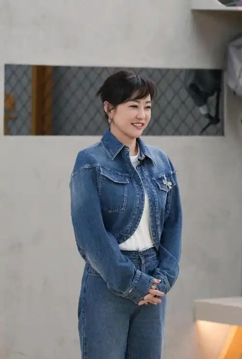 郝蕾108斤体重示范极简穿搭:牛仔外套阔腿裤高级又时髦!