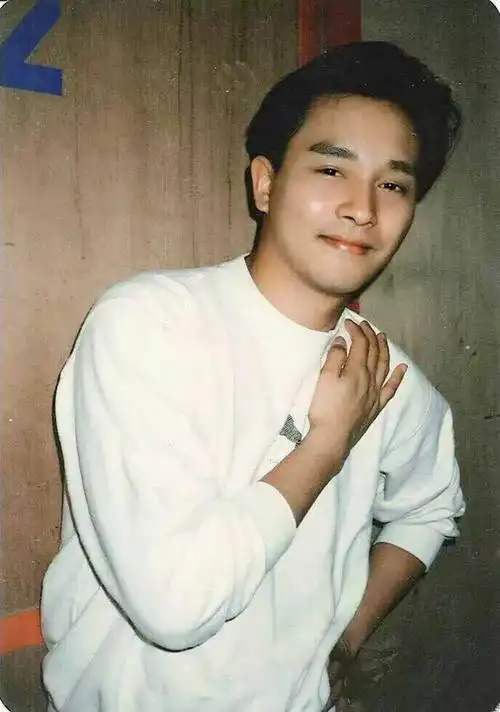 看张国荣这些照片不信你能绷住不笑隔着屏幕都能感觉到尴尬