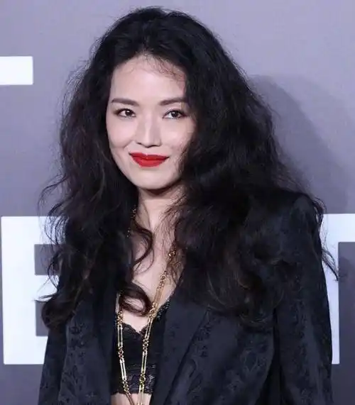 慵懒卷发港风味十足,生图却暴露45岁皮肤状态_女明星_气质_造型