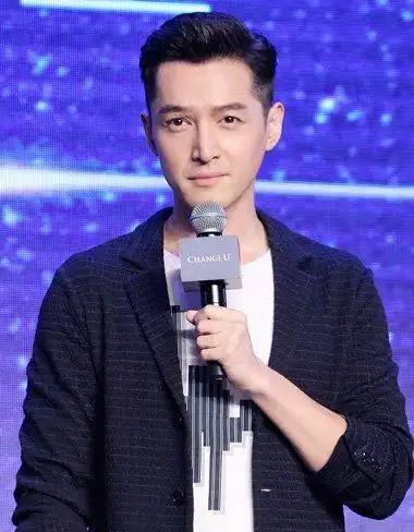 多身份艺人胡歌新短发造型 帅气时尚的潮男两边剃发型