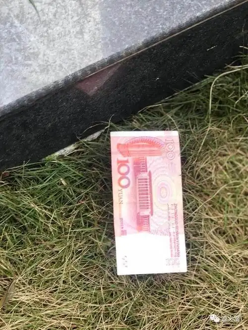 遵义一小区下起钞票雨两万元现金从天而降路人吓懵