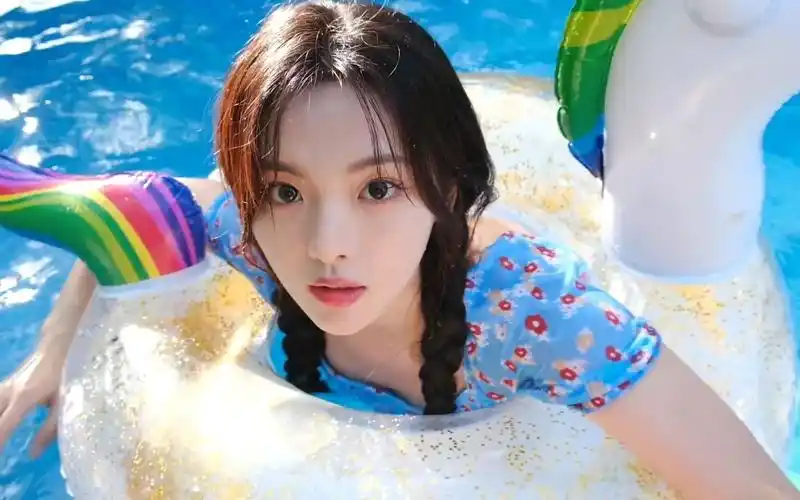 杨超越游泳池大片,提前快进到夏天的重紫