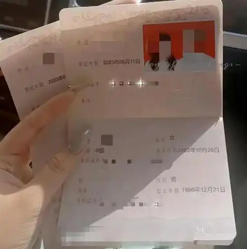 但视频走红后,刘某妻子薛某当晚在网络平台现身并晒出结婚证,她表示