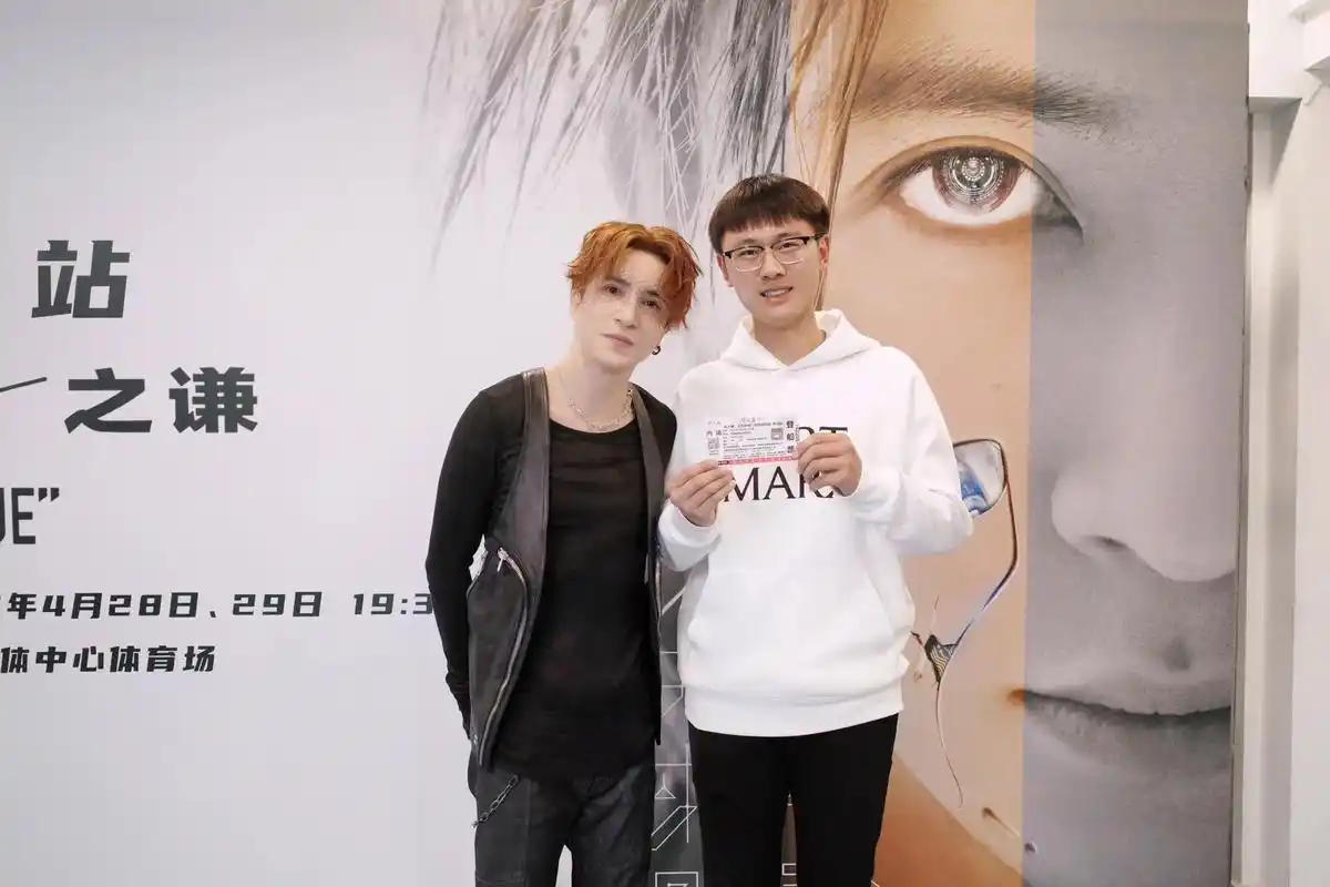 人间值得薛之谦9615薛老板的合照啦!