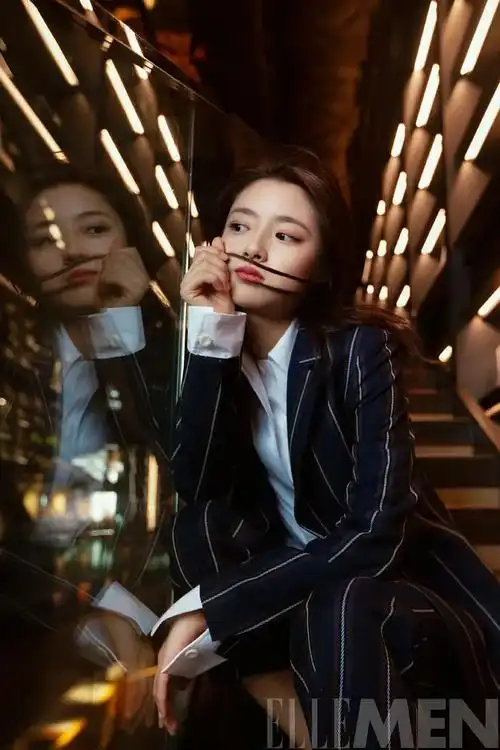 90后新人演员徐若晗干练西装化身高冷女总裁霸气写真|90后|写真|化身