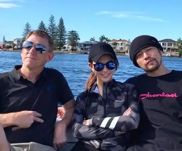 回顾昆凌嫁大14岁歌手周杰伦婚后连生三胎今一家五口其乐融融