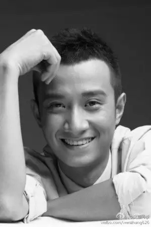 文章脸有点圆其实但线条还是不错的我十分喜欢他梳寸头