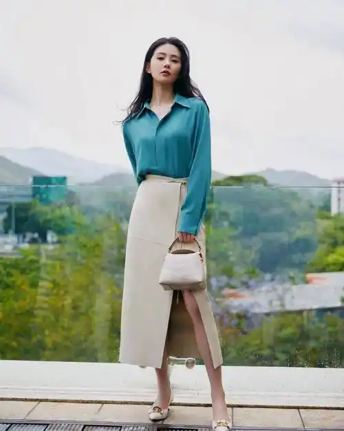 今日刘诗诗春季写真拍摄,蓝衬衫白开衩裙,轻盈优雅自信从容_气质_时尚