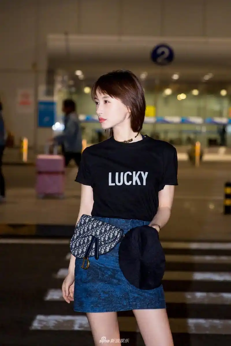 王子文出发摩洛哥看秀 黑t搭牛仔短裙潇洒有型