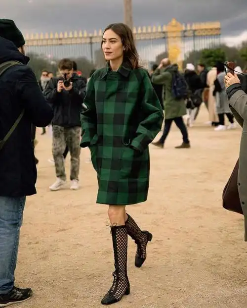 欧美街拍鼻祖alexachung绿色格纹大衣搭配网纹靴子韵味十足