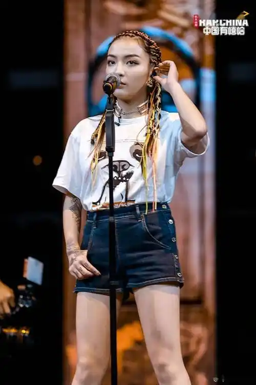 早前 #vava丁太升互怼# 登上热搜,当时的 vava 也是得到了整个嘻哈圈