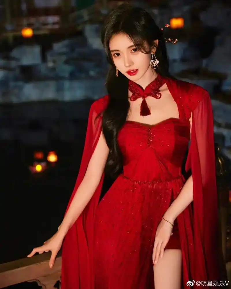 #鞠婧祎# 一袭红裙复古优雅,楚楚动人! ​​​