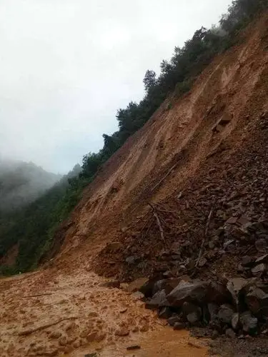 附滑坡视频丨大化都阳科产,加城上加屯有山体滑坡