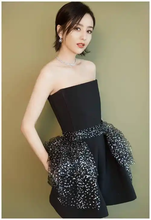 35岁佟丽娅终于换新造型波波头搭配黑色抹胸裙气质出众