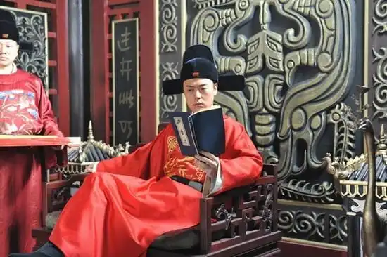 型男张桐古装扮相帅气十足