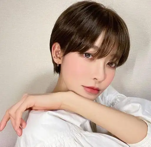 短发剪出层次,蓬松又自然,齐眉的刘海很减龄,把脸部周围的头发尽量