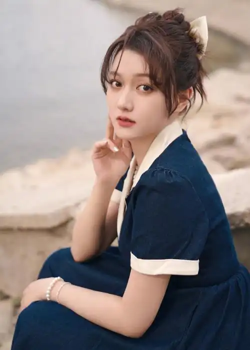 董思怡复古牛仔风造型##董思怡北影节红毯造型