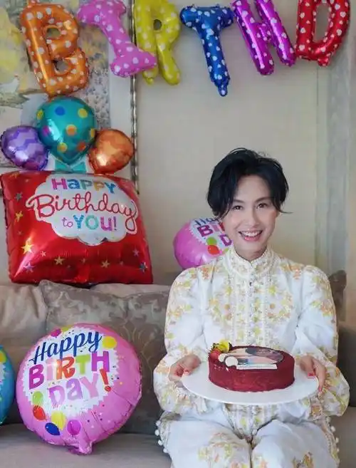 原创朱茵竟然有48岁了穿宫廷风长裙过生日气质太出众看起来像38岁