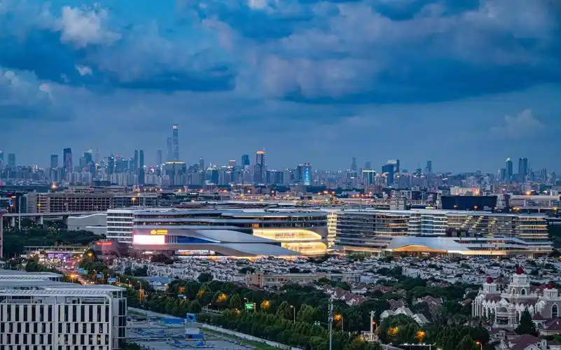 虹桥国际开放枢纽建设工作现场会精神,在虹桥商务区管委会统筹指导下