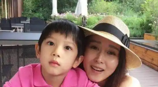 被刘烨说是全班最漂亮的女生,当红时期远嫁国外,过起了阔太生活_胡静