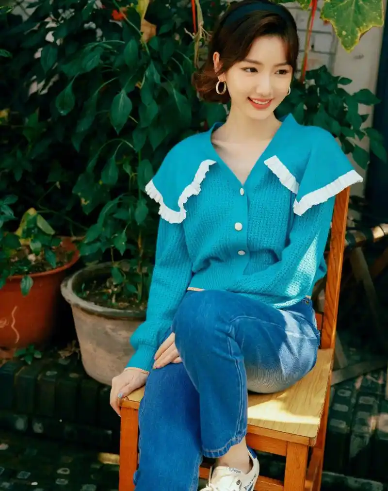 毛晓彤的脸蛋虽然是圆脸,又是特别精致可爱的童颜脸.