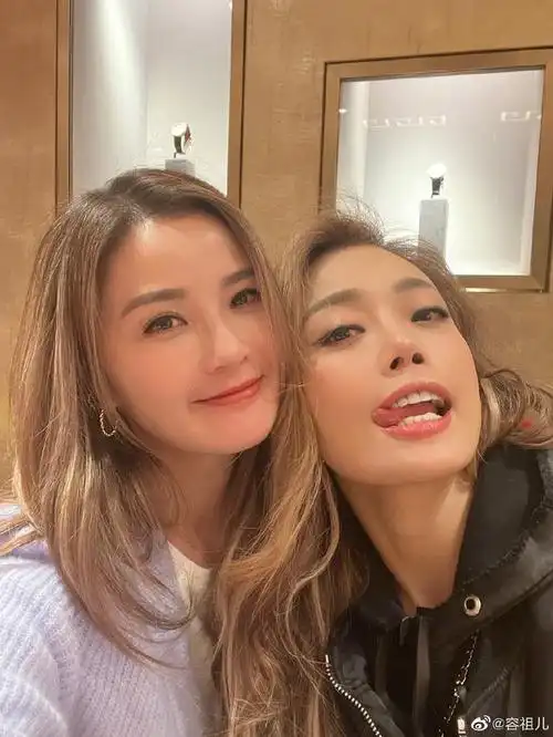 并配文:"姐妹會面第一件事當然是貼臉合照",照片中,容祖儿和阿sa贴脸