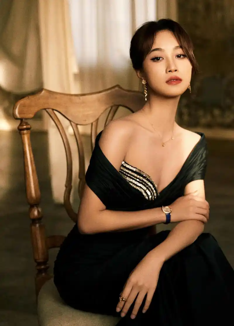 蓝盈莹:深海之魅,舞动心弦 蓝盈莹穿着黑色鱼尾长裙现身舞台,仿佛深海