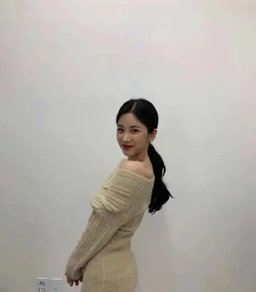 apink队长朴初珑以其所拥有的少女般的清纯美与温和的曲线美apink队长