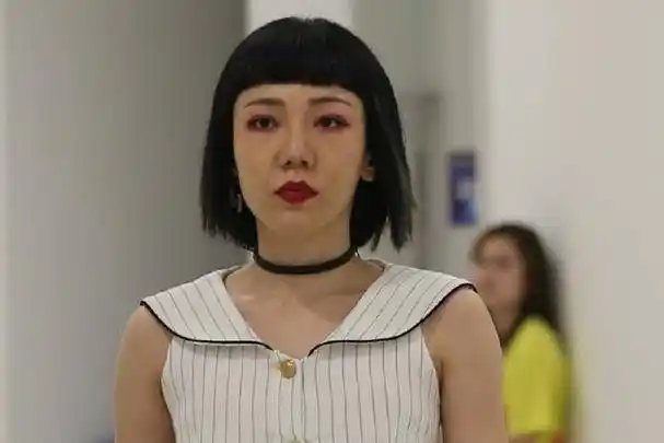 吴莫愁霸气现身:表情冷漠气场足,获多名助理护驾,网友:40了?