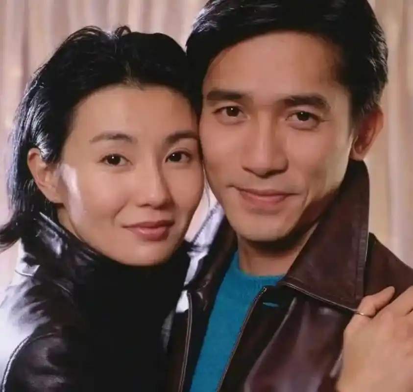 1994年,30岁的张曼玉和32岁的梁朝伟留下的珍贵合影.