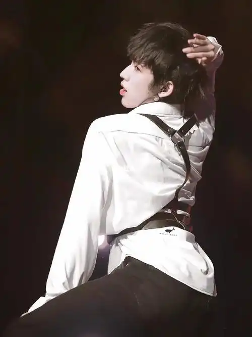 想摸08#宋亚轩#时代少年团宋亚轩#腹肌