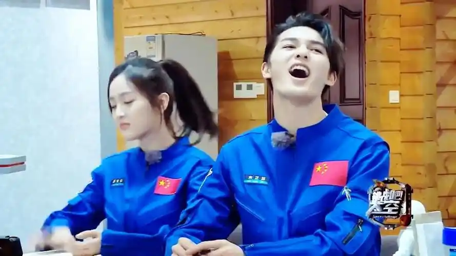 【朱正廷】【吴宣仪】回忆出道前往事 曾经的小孩长大了-影视综视频