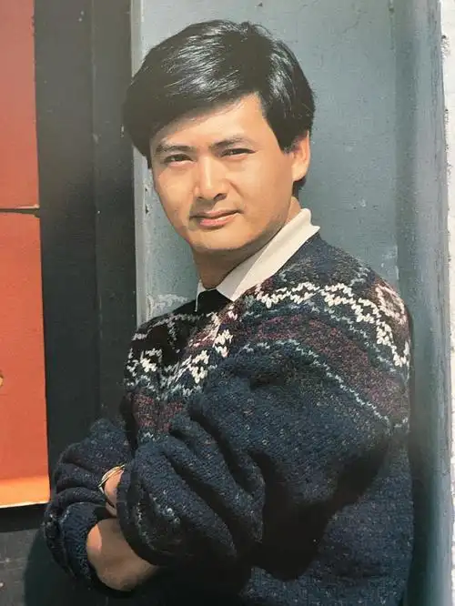 68岁周润发吃8元路边摊!身家56亿仍节俭,钟镇涛笑脸相迎不介意