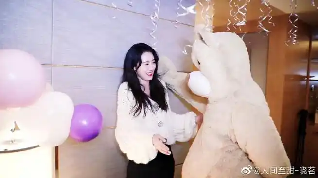 袁冰妍生日被跳舞熊壁咚