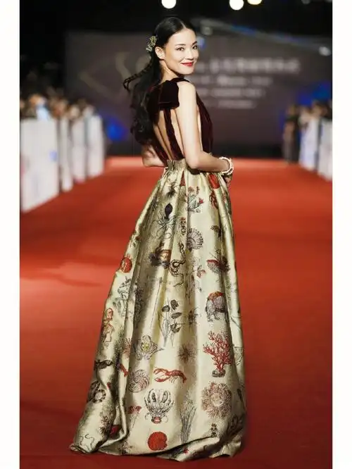 "华人第二美"舒淇在第50届金马奖颁奖典礼这身封神的valentino美绝!