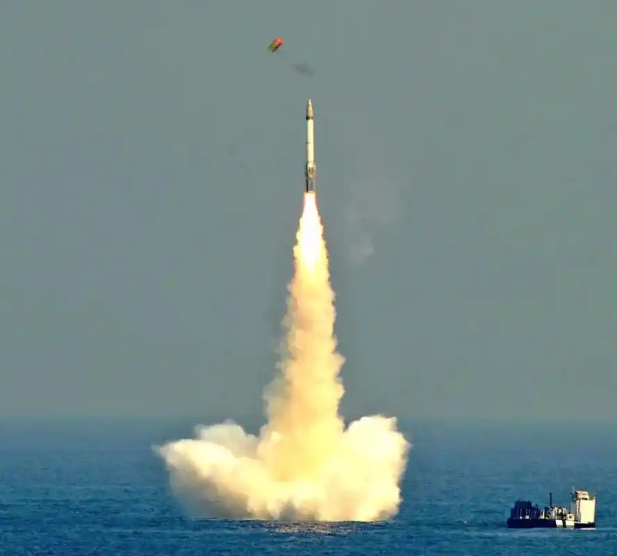 k-4潜射弹道导弹发射升空