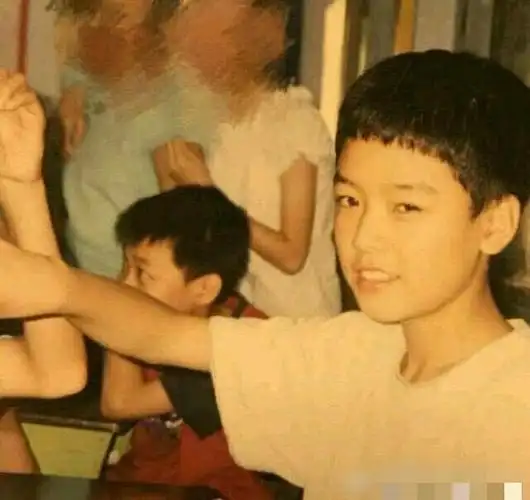 龚俊小时候特别淘气,成绩并不好,不过他十分喜欢骑自行车,每天有事没