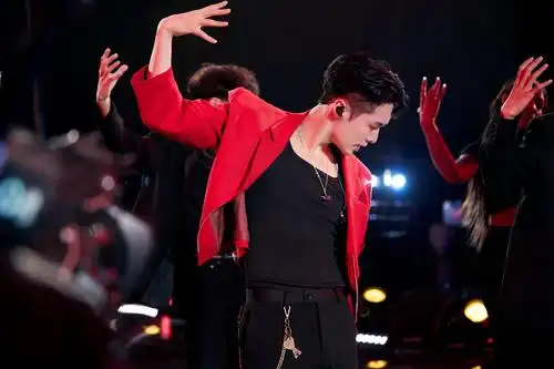 张艺兴改编霸王别姬惊艳跨年舞台戏腔醉拳舞致敬传统经典