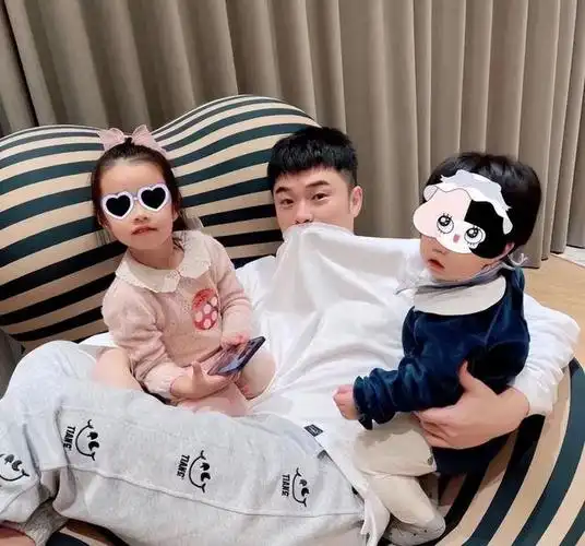陈赫也经常晒出自己和孩子们的视频,可见陈赫对女儿们真的是超级好,不