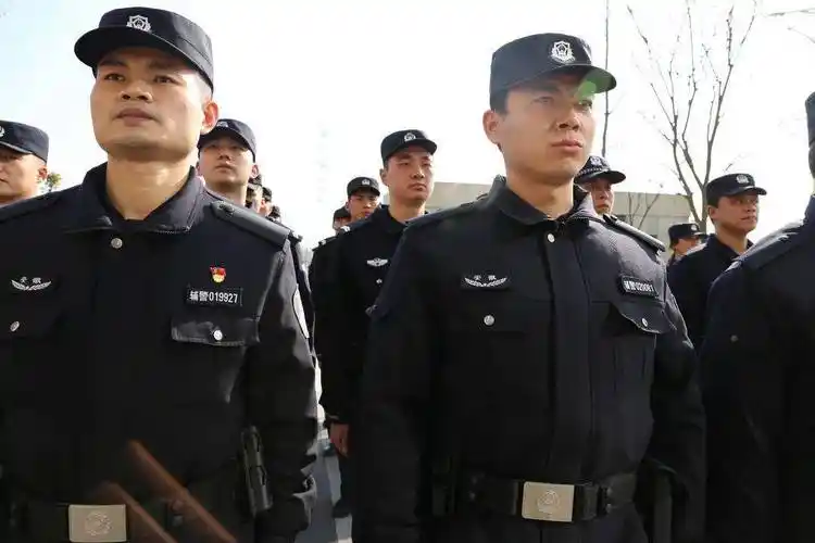 辅警换装服装胸牌胸号臂章都是新式的