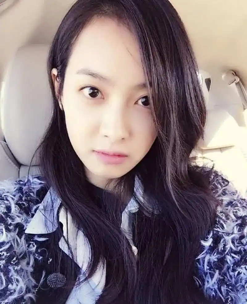 宋茜晒出一张素颜自拍,并配文:"杀青第一天,收工,睡觉.