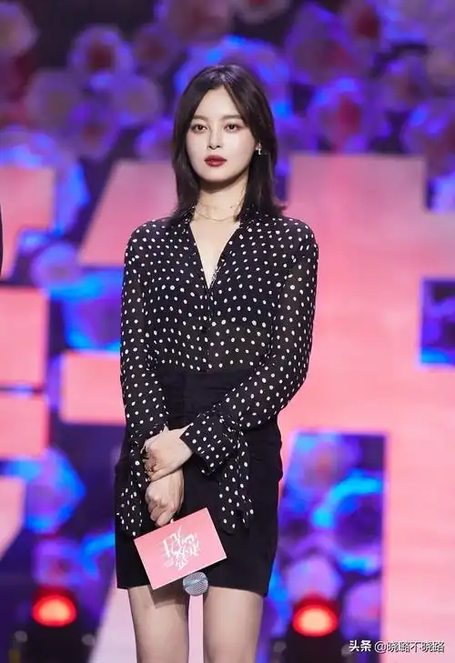 修饰效果的区别:八字刘海的前额是露出来的,或者只有一点小碎发,因此