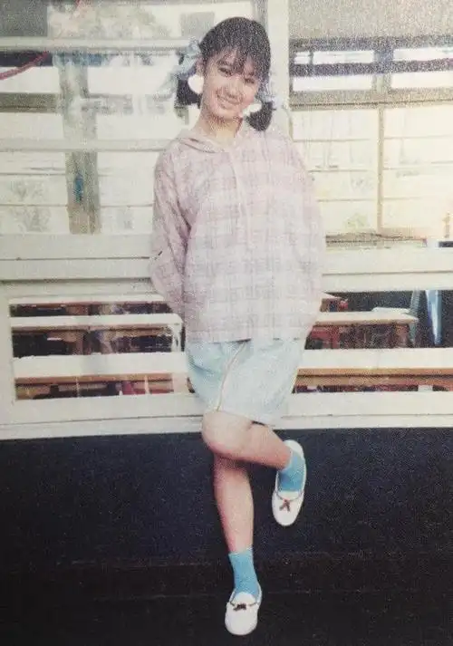 贾静雯罕见童年照曝光跟女儿咘咘简直一模一样