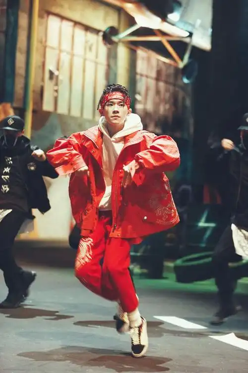 "街舞"易烊千玺大秀忍者舞 网友:这波舞蹈秀满分