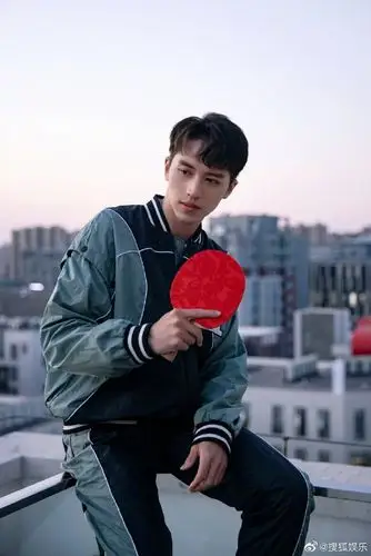 颠乒乓球,一路追着球走的样子太好笑了,这是什么奇奇怪怪的新玩法洲子