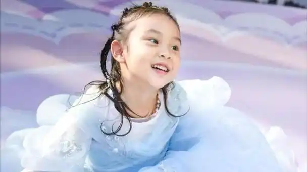 甜馨剪短发展示个人风格,李小璐10岁女儿引爆时尚界的可爱魅力!