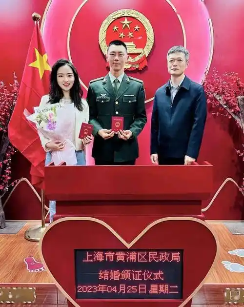 他俩终于领到这本饱含情谊的结婚证晚上八点半祝两位幸福美满,永结